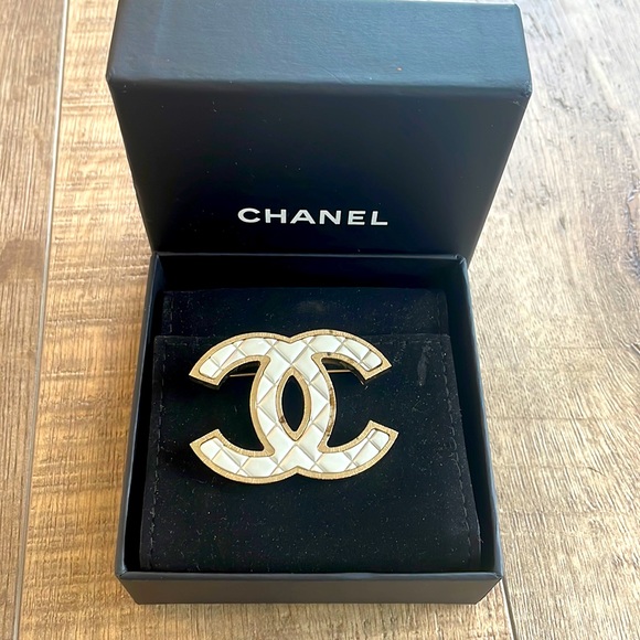 CHANEL Jewelry - CHANEL mix metal silver + gold CC quilted broach Full Set